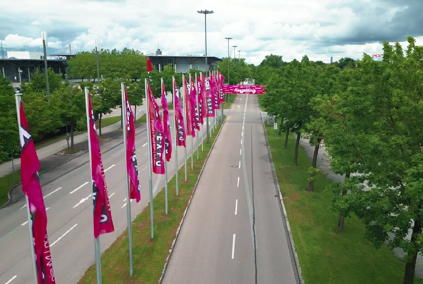 Drapeaux Kazel Expo devant un lieu de festival