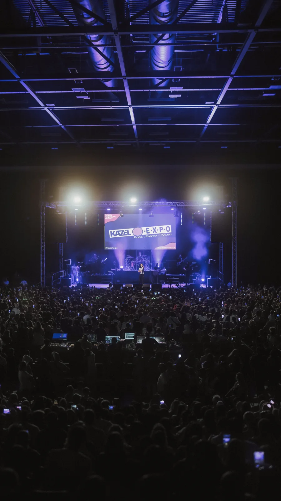 Le public devant une scène de concert Kazel Expo