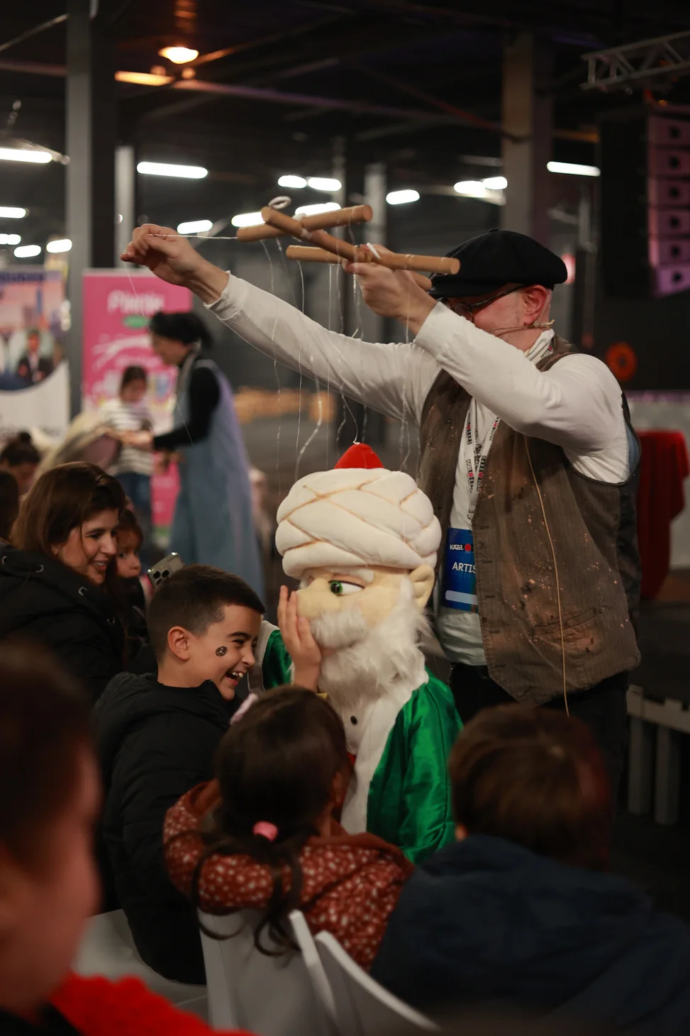 Des enfants assistent à une animation de Kazel Expo