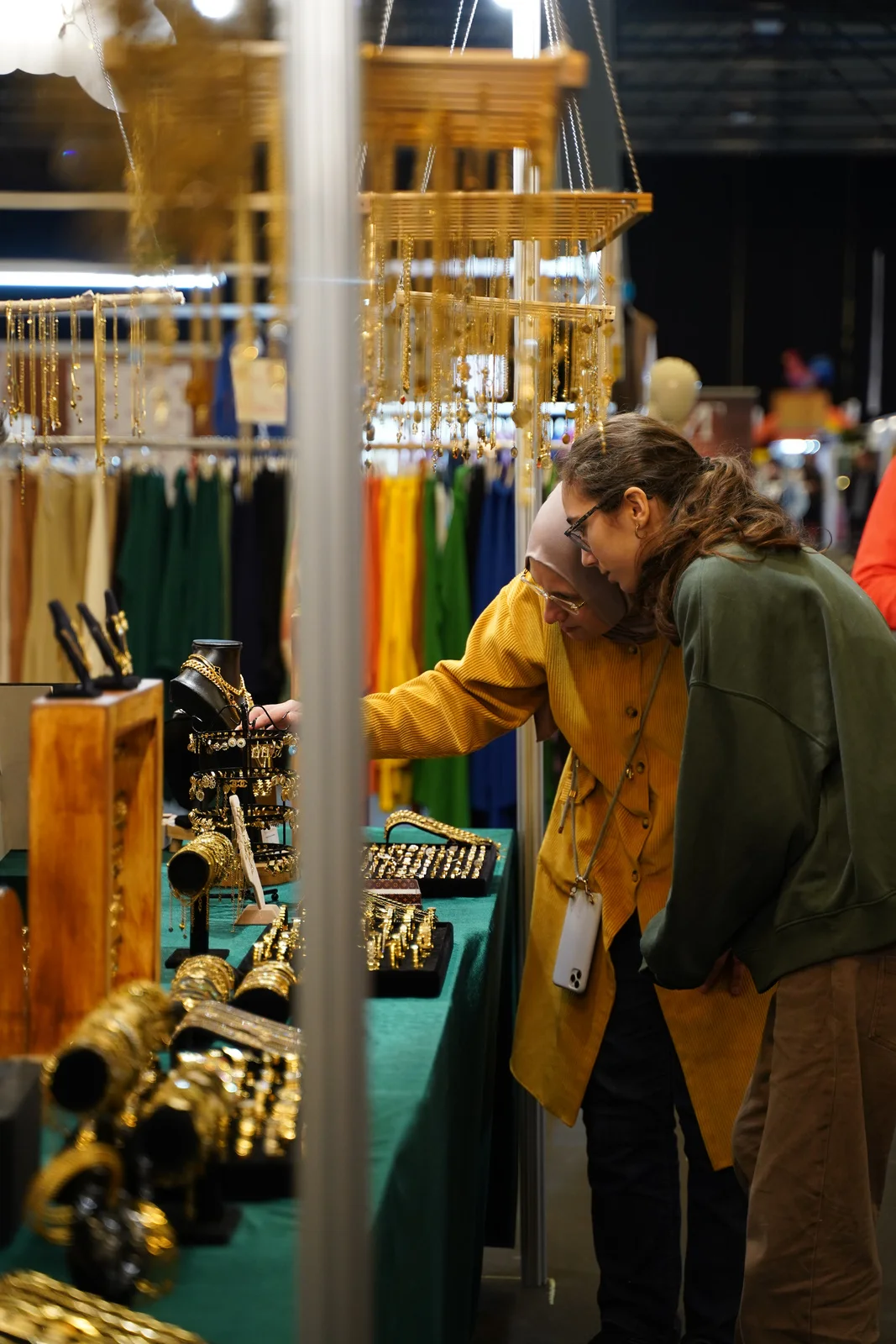 Des visiteuses découvrent des bijoux sur un stand